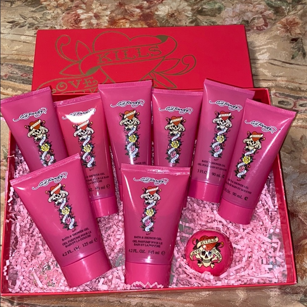 Ed Hardy shower gel and bath bomb